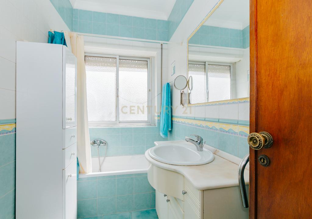 T3 Muito Luminoso com Excelente Localização na Amadora! - Image 8